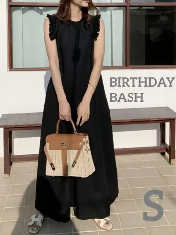 BIRTHDAY BASH 린넨 숄더 프릴 롬퍼스 블랙 S LONG