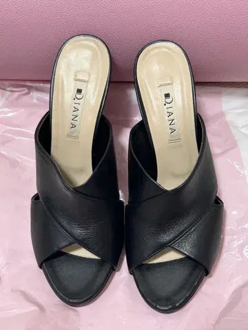 Diana 블랙 크로스 스트랩 샌들