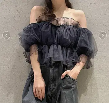 스나이델 볼륨 개더 프릴 오프숄더 블라우스
