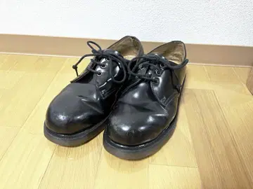 Dr. Martens 블랙 스티치 가죽 신발