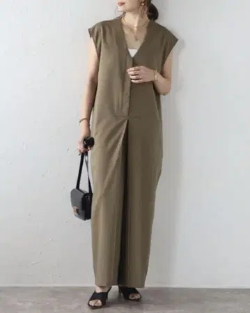 프론트 턱 V넥 올인원