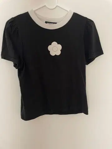 MARY QUANT 플라워 자수 블랙 티셔츠
