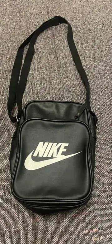 NIKE 블랙 숄더백