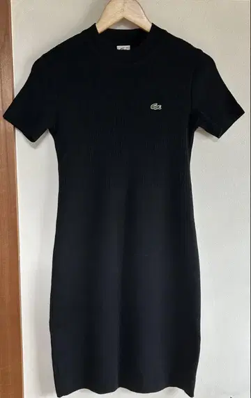 Lacoste 라코스테 리브 반팔 무릎 기장 원피스 블랙