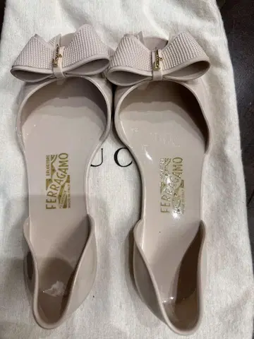 FERRAGAMO 베이지 리본 샌들 사이즈 5