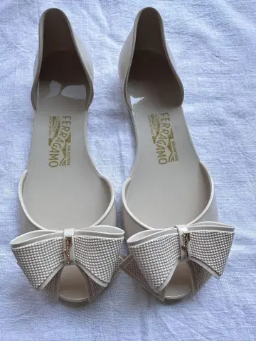FERRAGAMO 베이지 리본 샌들 사이즈 5