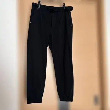 블랙 팬츠, 조정 가능한 벨트 포함