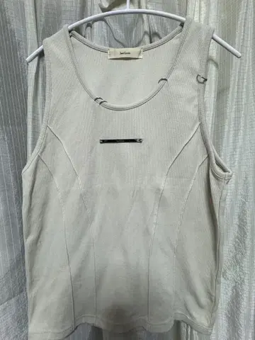 jentlouis Neck Piercing Tank Top