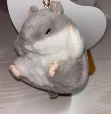 릴랙스한 자세의 봉제 인형 마스코트