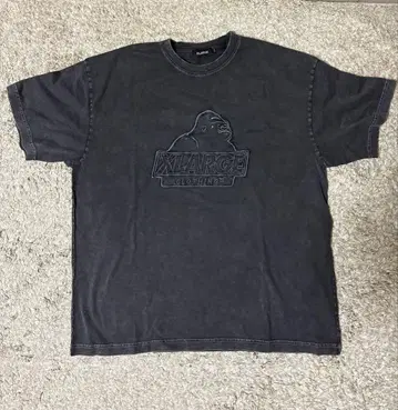 XLARGE 다크 그레이 로고 티셔츠