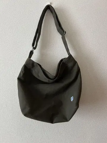 올리브 그린 숄더백