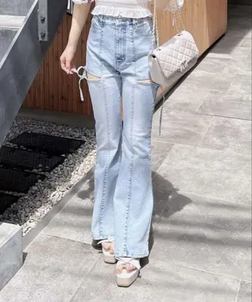 INGNI 사이드 리본 컷 아웃 플레어 데님 팬츠 잉그
