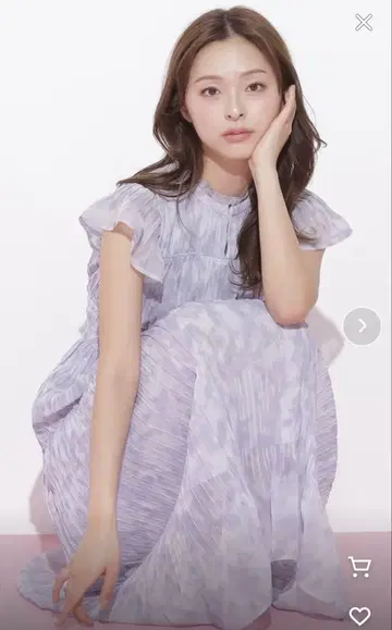 JILL BY JILLSTUART 슬릿 넥 플리츠 원피스