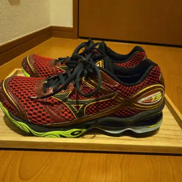 Mizuno 러닝화 레드/블랙/그린