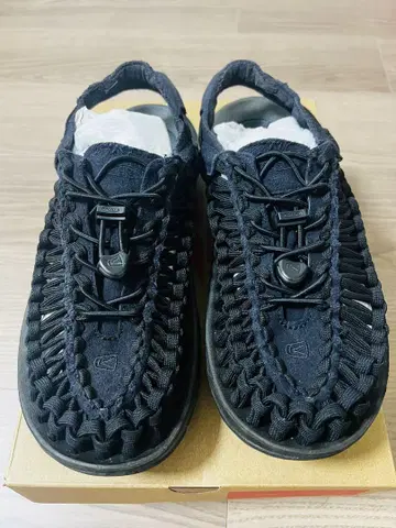 킨 KEEN UNEEK 유니크 샌들 블랙 뜨개질 디자인
