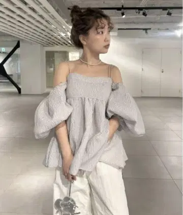 [ LILY BROWN ] 3way 시어 자카드 페플럼 블라우스