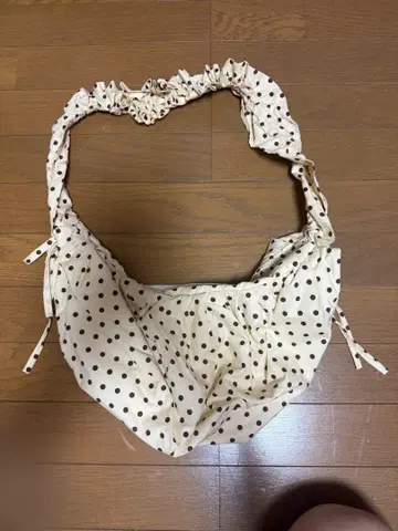 물방울 패턴 프릴 숄더백