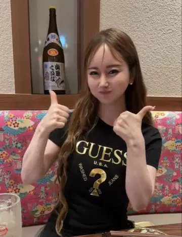 GUESS 블랙 티셔츠