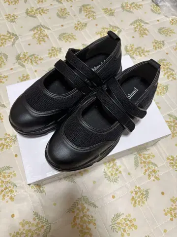 블랙 스트랩 스니커즈