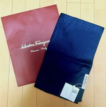 [미사용 새상품] Salvatore Ferragamo 네이비 스톨