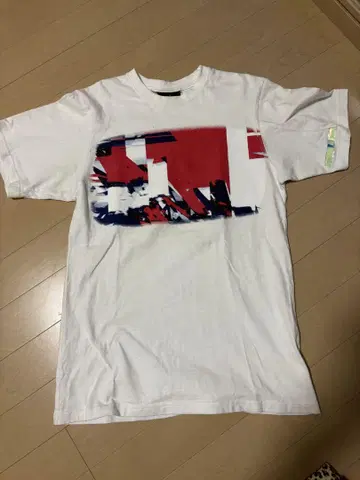 ATMOS swagger 그래픽 티셔츠 화이트
