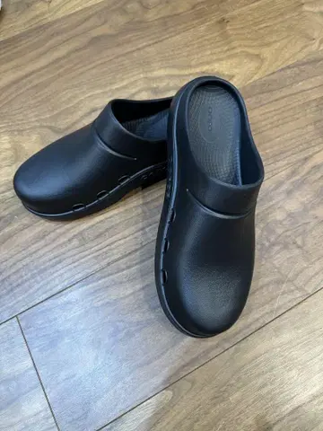 우포스 클로그 샌들