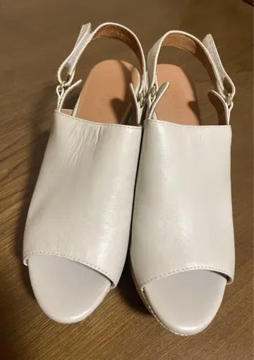 nouer 오픈토 샌들