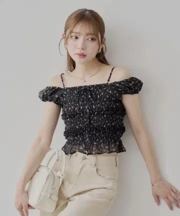 새상품 CHICO 시어 플라워 셔링 프렌치 블라우스 치코 블랙