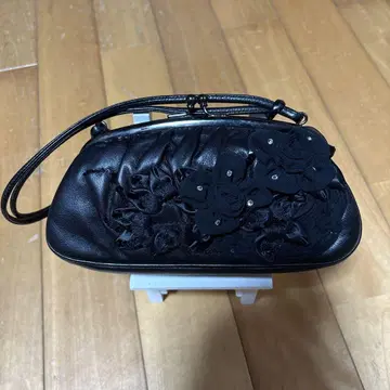 모리 하나에 블랙 꽃 장식 백