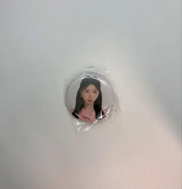 ILLIT GLITTER DAY 모카 캡슐 토이 캔배지