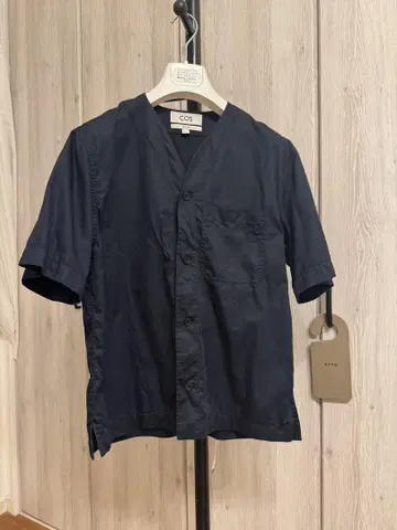 COS 네이비 반팔 셔츠 24ss