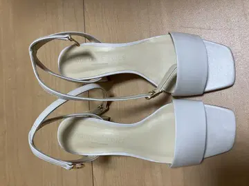 화이트 백 크로스 샌들