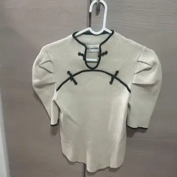 릴리 브라운 차이나 디테일 니트 탑