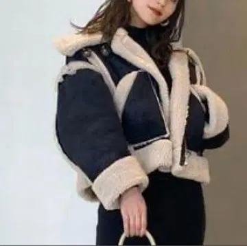 EMODA 숏 페이크 무스탕 블루종