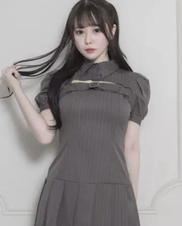 pium 벨트 스트라이프 원피스 차콜