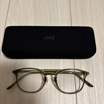 JINS 브라운 계열 사각 안경 조광 렌즈
