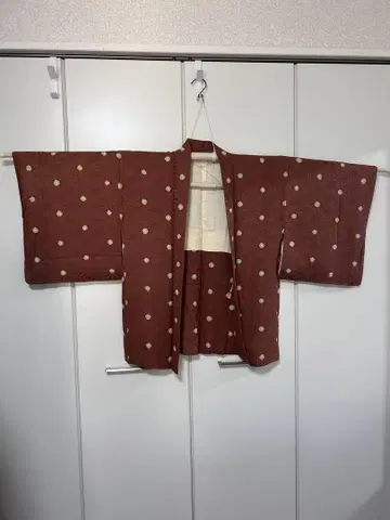 겉옷 브라운 색상에 옐로우 꽃무늬
