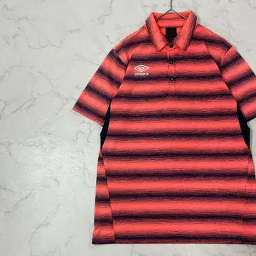 새상품급 umbro 절개 로고 프린트 보더 버튼 반팔 피케 셔츠 S