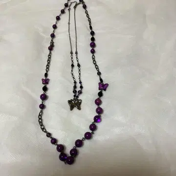 ANNA SUI 보라색 비즈와 나비 목걸이