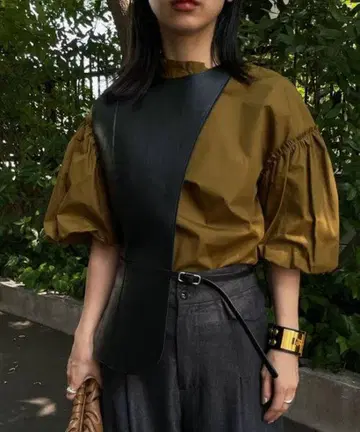 TUCK NECK VOLUME SLEEVE TOP 브라운