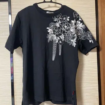 카라쿠리타마시 블랙 꽃무늬 자수 반야 T셔츠