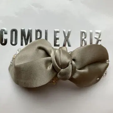 COMPLEX BIZ 베이지 새틴 리본형 디자인 클립