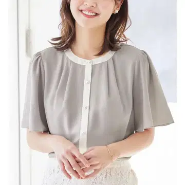 [새상품급] 아롯타 펄 버튼 배색 블라우스 라이트 그레이