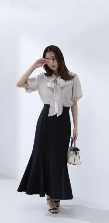 [미사용 새상품] 택 포함 내추럴 뷰티 베이직 헴 절개 머메이드 스커트