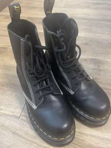 닥터마틴 블랙 가죽 통굽 부츠