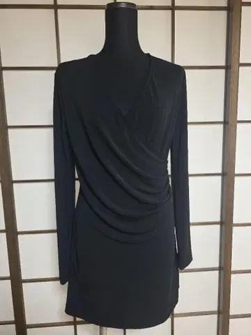 블랙 드레이프 디자인 긴팔 상의 M-L 사이즈