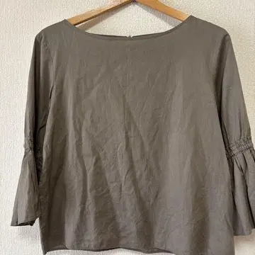 MACPHEE 맥피 카키 7부 소매 개더 프릴 S 쉘 버튼