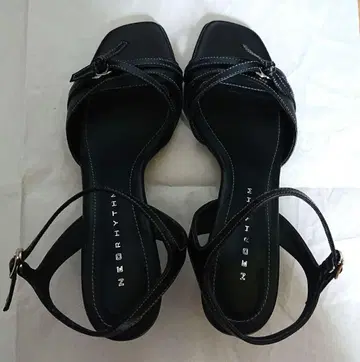네오리즘 23.5cm EE 샌들 블랙