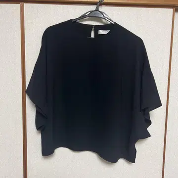 어도어 블랙 플레어 슬리브 셔츠