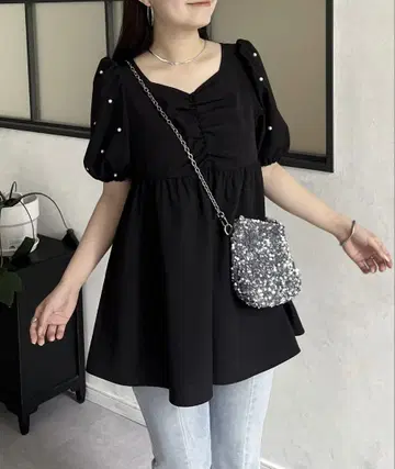 소매 펄 프론트 셔링 페플럼 블라우스